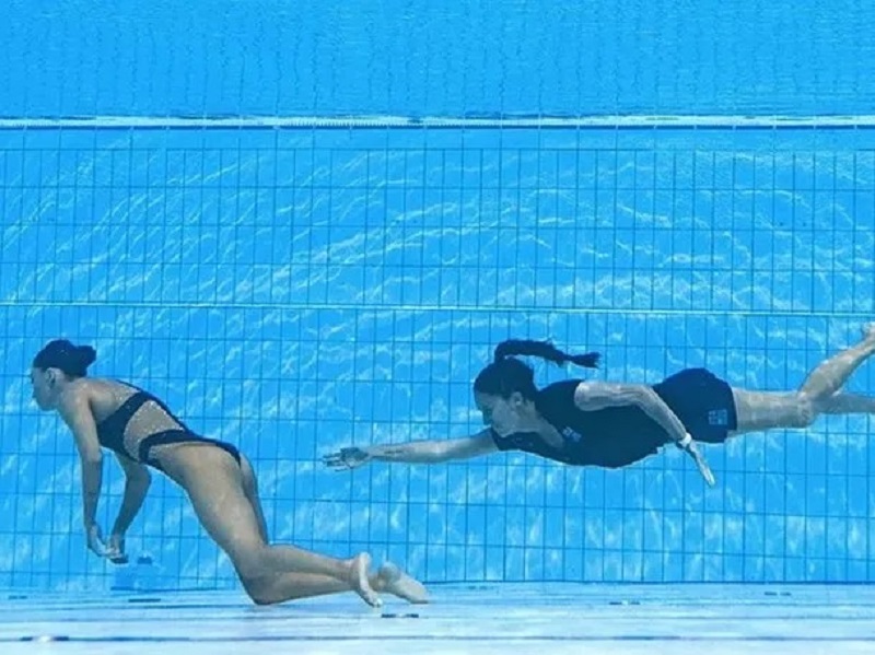 Nadadora se desmaya en la pileta: dramático rescate